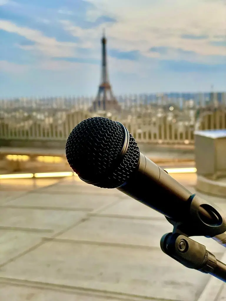 Printemps des Poètes au Panthéon de Paris - 350 participants équipés de casques sans fil Silent Disco France lors d'une descente poétique immersive