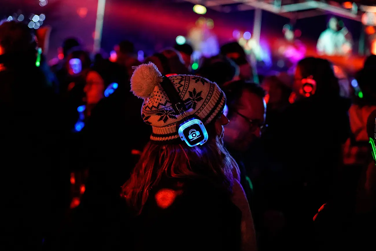 Silent Disco France event Epernay. Jeune fille portant un casque Silent Disco France.