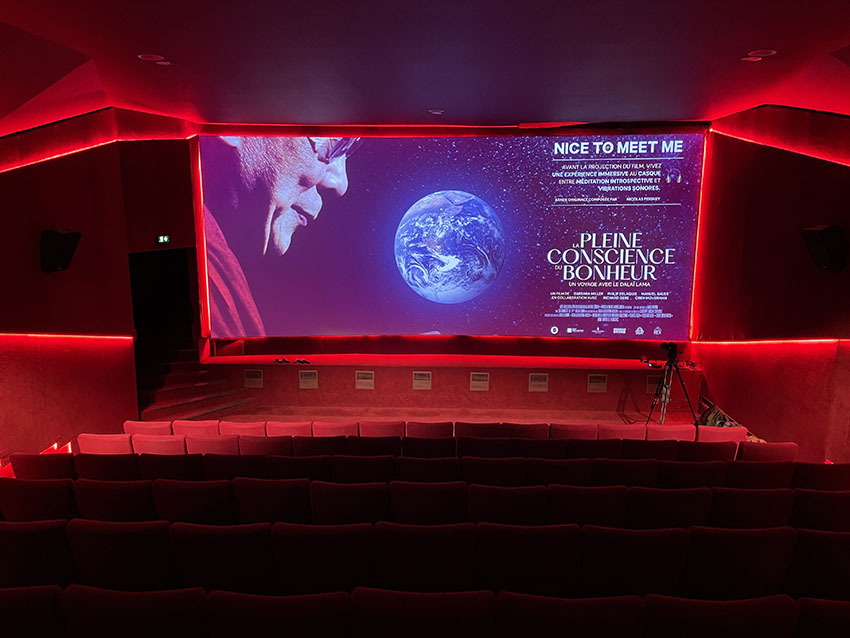 Séance de méditation guidée avec casques Silent Disco France lors de la première du film Wisdom of Happiness du Dalaï Lama au Grand Rex Paris