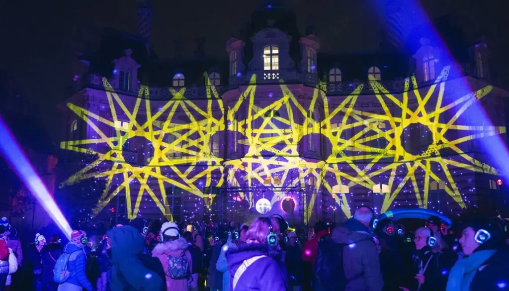 Silent Disco France aux Habits de Lumière 2025 sur l’avenue de Champagne à Épernay, avec le public en casques lumineux.
