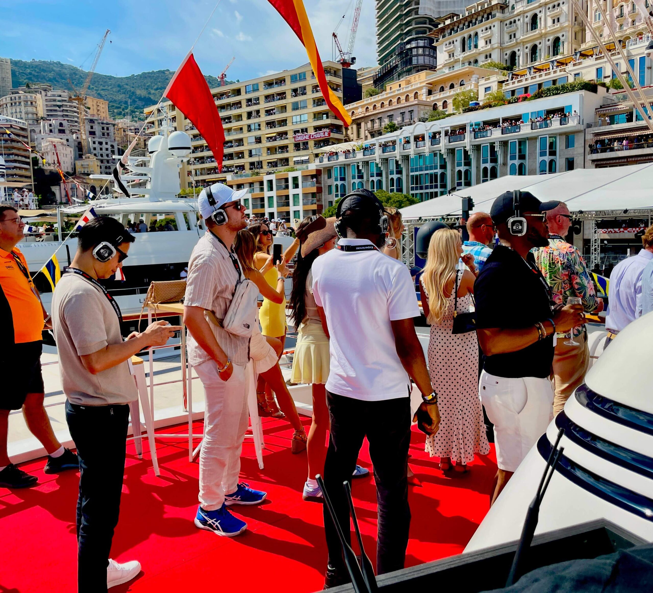 VIP profitant de l’expérience immersive Radio Pilote de Silent Disco France à Monaco et Bari, écoutant la course de F1 et les communications pilotes via casques HD