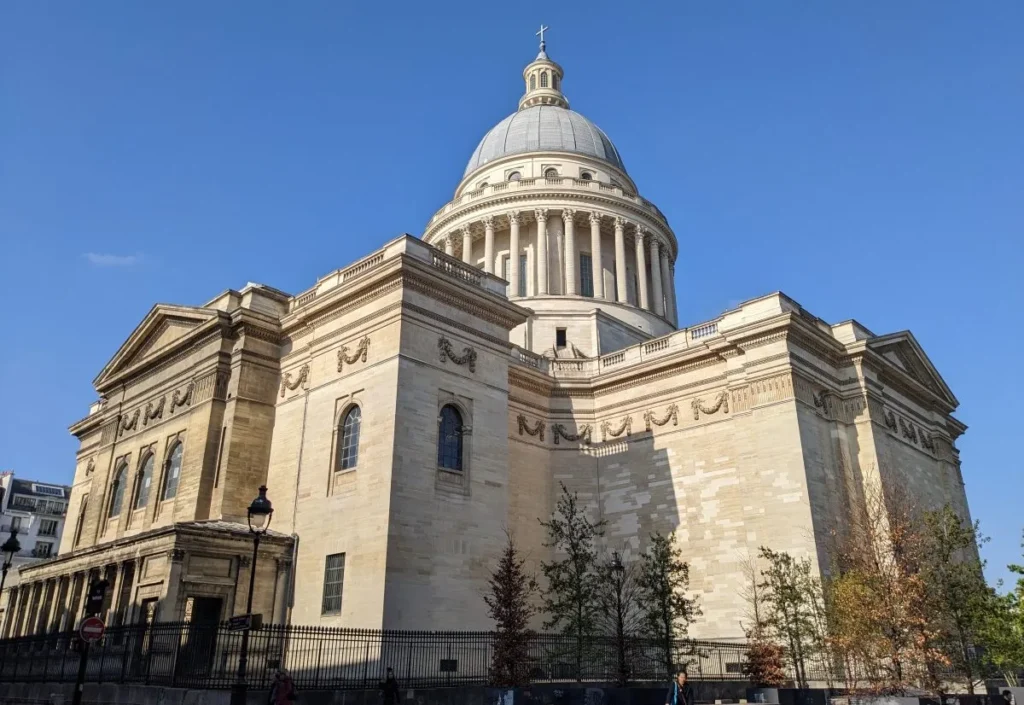 Public portant des casques Silent Disco France lors d’une expérience immersive au Panthéon, Paris