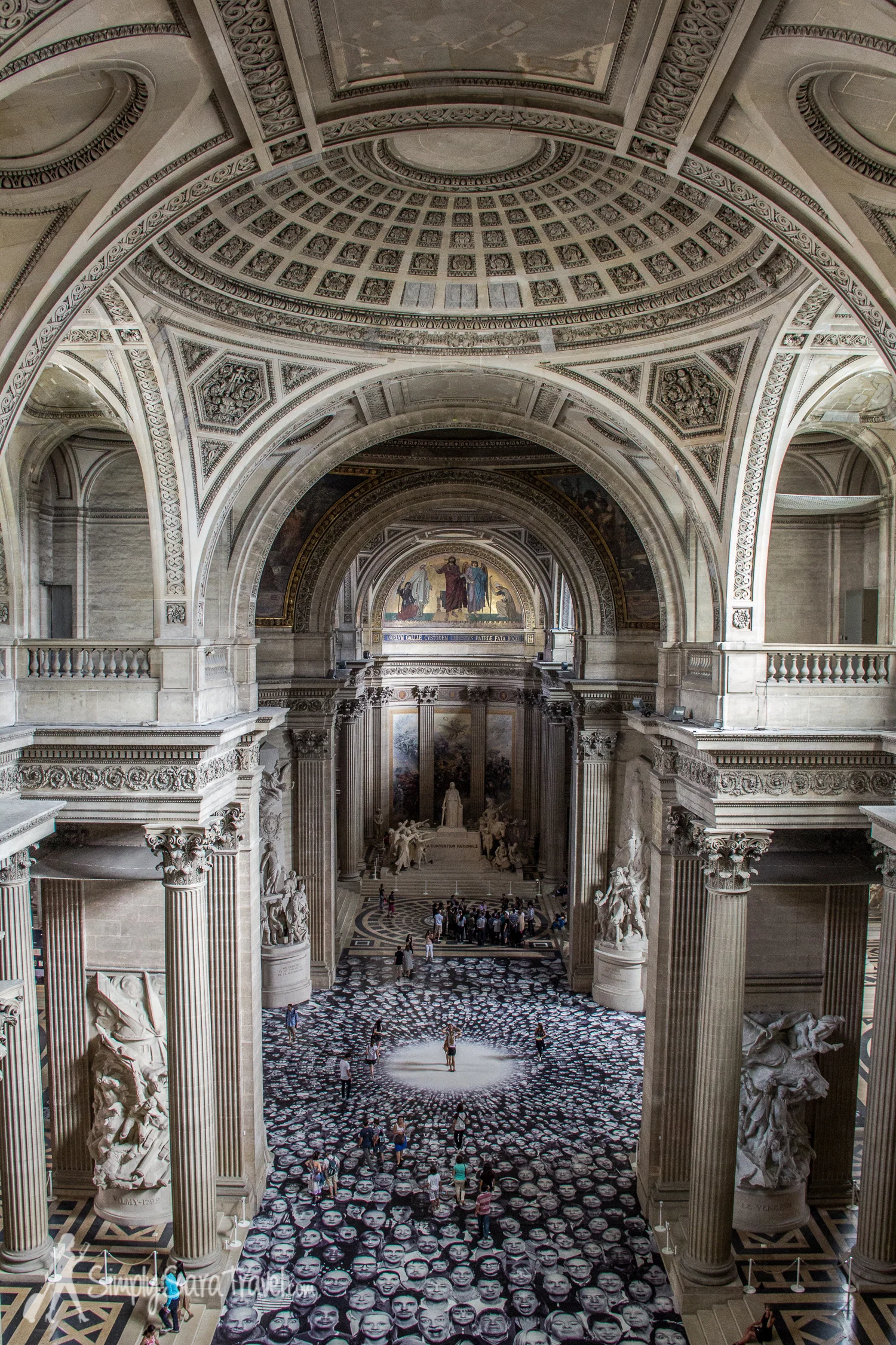 Silent disco France au Panthéon de Paris avec casques audio lors d’un événement immersif culturel