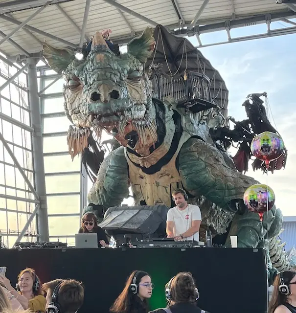 Silent disco géante à Calais devant le Dragon de la Compagnie du Dragon, 400 participants