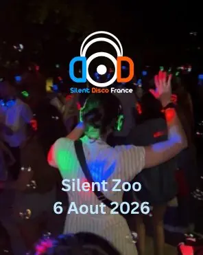 Visiteurs en casques silent disco dans les allées du Parc zoologique de Paris lors de Silent Zoo